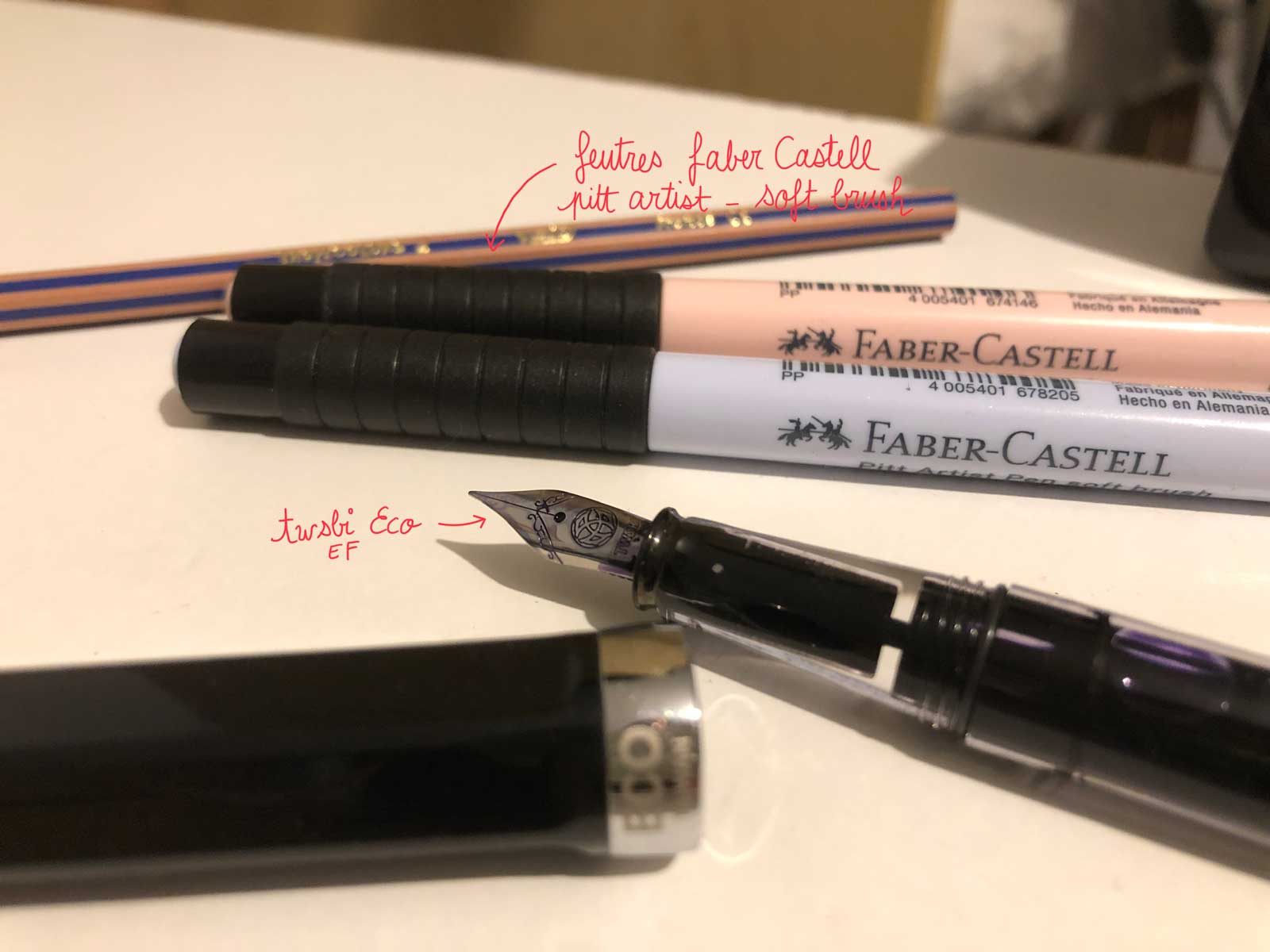on voit deux feutres faber castelle, et la pointe dy stylo plume twsbi eco